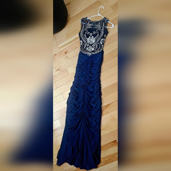 Dress - Picture 3 of 4